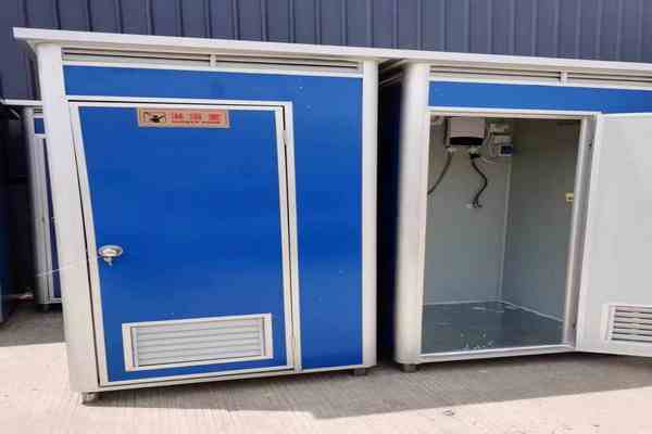      移動(dòng)廁所的抽取過程 移動(dòng)廁所，作為一種便捷的衛(wèi)生設(shè)施，廣泛應(yīng)用于戶外活動(dòng)、建筑工地、臨時(shí)集會等場所。然而，隨著使用頻率的增加，移動(dòng)廁所內(nèi)部的廢物積累成為一個(gè)不可忽視的問題。為了保持衛(wèi)生和正常使用，定期抽取移動(dòng)廁所內(nèi)的廢物是必不可少的。  1. 抽移動(dòng)廁所準(zhǔn)備工作 在抽取移動(dòng)廁所之前，首先需要做好充分的準(zhǔn)備工作。這包括： - 檢查設(shè)備：確保抽取設(shè)備（如真空抽糞車）處于良好工作狀態(tài)，油箱有足夠的燃料，真空泵和管道無堵塞或損壞。 - 安全措施：穿戴適當(dāng)?shù)姆雷o(hù)裝備，如手套、口罩和防護(hù)服，以防止接觸有害物質(zhì)。 - 通知用戶：提前通知使用者移動(dòng)廁所將暫時(shí)關(guān)閉，以便進(jìn)行抽取工作。  2. 抽移動(dòng)廁所抽取過程 抽取移動(dòng)廁所的過程通常包括以下幾個(gè)步驟： - 連接管道：將真空抽糞車的吸管連接到移動(dòng)廁所的排污口。確保連接緊密，防止泄漏。 - 啟動(dòng)設(shè)備：啟動(dòng)真空抽糞車的發(fā)動(dòng)機(jī)和真空泵，開始抽取廢物。這個(gè)過程通常需要幾分鐘到十幾分鐘，具體時(shí)間取決于移動(dòng)廁所的容量和廢物積累量。 - 監(jiān)控抽?。涸诔槿∵^程中，操作人員需要密切監(jiān)控設(shè)備的運(yùn)行狀態(tài)，確保抽取順利進(jìn)行，避免設(shè)備過載或管道堵塞。 - 清理現(xiàn)場：抽取完成后，斷開管道，清理移動(dòng)廁所周圍的地面，確保環(huán)境整潔。  3. 抽移動(dòng)廁所后續(xù)處理 抽取的廢物需要妥善處理，以防止環(huán)境污染和疾病傳播。通常的處理方式包括： - 運(yùn)輸?shù)街付ǖ攸c(diǎn)：將抽取的廢物運(yùn)輸?shù)街付ǖ奶幚碓O(shè)施，如污水處理廠或?qū)ｉT的廢物處理中心。 - 合規(guī)處理：按照當(dāng)?shù)丨h(huán)保法規(guī)和衛(wèi)生標(biāo)準(zhǔn)，對廢物進(jìn)行合規(guī)處理，確保不對環(huán)境造成負(fù)面影響。  4. 抽移動(dòng)廁所維護(hù)與保養(yǎng) 為了延長移動(dòng)廁所的使用壽命和保持其衛(wèi)生狀況，定期維護(hù)和保養(yǎng)是必要的。這包括： - 清潔內(nèi)部：定期清潔移動(dòng)廁所內(nèi)部，使用消毒劑和清潔劑去除異味和細(xì)菌。 - 檢查設(shè)備：定期檢查移動(dòng)廁所的密封性、排水系統(tǒng)和通風(fēng)系統(tǒng)，確保其正常運(yùn)行。 - 補(bǔ)充消耗品：及時(shí)補(bǔ)充衛(wèi)生紙、洗手液等消耗品，確保用戶的使用體驗(yàn)。  抽移動(dòng)廁所結(jié)語 抽取移動(dòng)廁所是一項(xiàng)重要的衛(wèi)生工作，不僅關(guān)系到使用者的健康，也關(guān)系到環(huán)境的保護(hù)。通過科學(xué)的抽取流程和規(guī)范的處理方式，可以有效維護(hù)移動(dòng)廁所的衛(wèi)生狀況，確保其在各種場合下的正常使用。同時(shí)，定期維護(hù)和保養(yǎng)也是保持移動(dòng)廁所長期使用的關(guān)鍵。