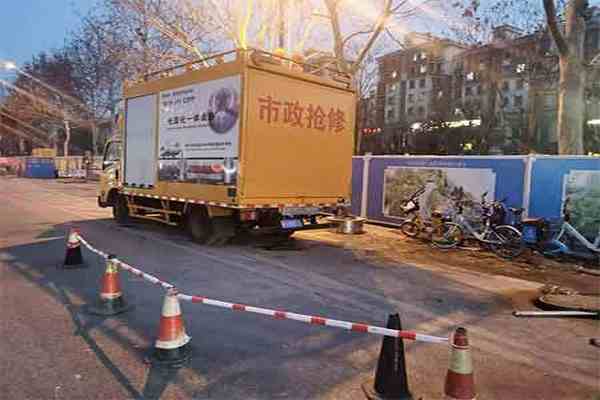      紫外線光固化管道：高效修復(fù)地下管網(wǎng)的利器 隨著城市化進(jìn)程的加快，地下管網(wǎng)日益老化，管道滲漏、破裂等問題頻發(fā)，嚴(yán)重影響城市運(yùn)行和居民生活。傳統(tǒng)的管道修復(fù)方法，如開挖更換、局部修補(bǔ)等，不僅耗時(shí)耗力，還會(huì)造成交通擁堵、環(huán)境污染等問題。近年來，一種新型的非開挖修復(fù)技術(shù)——紫外線光固化管道修復(fù)技術(shù)，憑借其高效、環(huán)保、經(jīng)濟(jì)等優(yōu)勢(shì)，逐漸成為地下管網(wǎng)修復(fù)的“新寵”。 什么是紫外線光固化管道修復(fù)技術(shù)？ 紫外線光固化管道修復(fù)技術(shù)，簡(jiǎn)稱UV-CIPP，是一種利用紫外線照射使樹脂固化，從而形成新的內(nèi)襯管道的非開挖修復(fù)技術(shù)。其主要步驟包括： 1. 管道預(yù)處理: 清理管道內(nèi)的雜物和污垢，并對(duì)管道進(jìn)行檢測(cè)，確定修復(fù)范圍。 2. 制作內(nèi)襯管: 將浸漬了光敏樹脂的玻璃纖維軟管，根據(jù)管道尺寸進(jìn)行裁剪和拼接，形成內(nèi)襯管。 3. 拉入內(nèi)襯管: 利用牽引設(shè)備將內(nèi)襯管拉入待修復(fù)的管道內(nèi)。 4. 充氣膨脹: 向內(nèi)襯管內(nèi)充入壓縮空氣，使其緊貼管道內(nèi)壁。 5. 紫外線固化: 使用紫外線燈具對(duì)內(nèi)襯管進(jìn)行照射，使光敏樹脂在短時(shí)間內(nèi)固化，形成堅(jiān)固的內(nèi)襯管道。 6. 端口處理: 對(duì)內(nèi)襯管道的兩端進(jìn)行處理，使其與原有管道連接順暢。 紫外線光固化管道修復(fù)技術(shù)的優(yōu)勢(shì):  高效快捷: 整個(gè)修復(fù)過程僅需數(shù)小時(shí)，無需開挖路面，不影響交通和居民生活。  環(huán)保無污染: 修復(fù)過程中不產(chǎn)生噪音、粉塵和有害氣體，對(duì)環(huán)境友好。  經(jīng)濟(jì)實(shí)惠: 與傳統(tǒng)開挖修復(fù)相比，成本更低，且使用壽命更長(zhǎng)。  適用范圍廣: 可用于修復(fù)各種材質(zhì)、各種形狀的管道，如污水管道、雨水管道、供水管道等。 紫外線光固化管道修復(fù)技術(shù)的應(yīng)用前景: 隨著城市地下管網(wǎng)的老化問題日益突出，紫外線光固化管道修復(fù)技術(shù)作為一種高效、環(huán)保、經(jīng)濟(jì)的非開挖修復(fù)技術(shù)，具有廣闊的應(yīng)用前景。未來，隨著技術(shù)的不斷進(jìn)步和成本的進(jìn)一步降低，該技術(shù)將在城市地下管網(wǎng)修復(fù)領(lǐng)域發(fā)揮越來越重要的作用，為建設(shè)智慧城市、綠色城市貢獻(xiàn)力量。 紫外線光固化管道結(jié)語: 紫外線光固化管道修復(fù)技術(shù)是地下管網(wǎng)修復(fù)領(lǐng)域的一項(xiàng)  性技術(shù)，它改變了傳統(tǒng)開挖修復(fù)的弊端，為城市地下管網(wǎng)的維護(hù)和更新提供了新的解決方案。相信在不久的將來，這項(xiàng)技術(shù)將會(huì)得到更廣泛的應(yīng)用，為城市的可持續(xù)發(fā)展保駕護(hù)航。