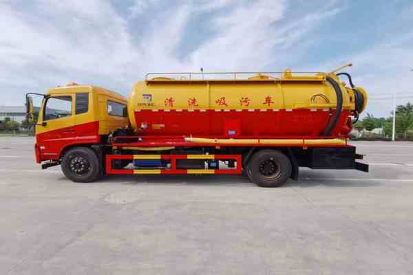 10噸抽糞車(chē)為城市運(yùn)輸污水