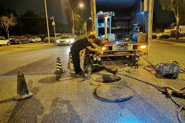 蛙人潛水封堵市政管道清淤風(fēng)采