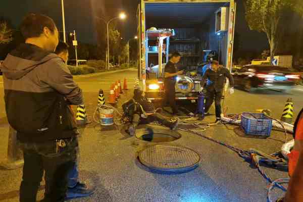      市政管道封堵與拆除的重要性 市政管道是城市基礎(chǔ)設(shè)施的重要組成部分，負(fù)責(zé)供水、排水、燃?xì)狻㈦娏Φ汝P(guān)鍵功能的傳輸。一旦這些管道出現(xiàn)問題，如泄漏、堵塞或老化，不僅會影響市民的日常生活，還可能引發(fā)嚴(yán)重的安全事故。因此，市政管道的封堵與拆除工作顯得尤為重要。 封堵與拆除工作不僅是為了修復(fù)或更換受損的管道，更是為了確保城市基礎(chǔ)設(shè)施的長期穩(wěn)定運行。通過及時封堵泄漏點，可以防止資源浪費和環(huán)境污染；通過拆除老化或損壞的管道，可以避免潛在的安全隱患。因此，這項工作對于保障城市安全、提升市民生活質(zhì)量具有不可替代的作用。  市政管道封堵的常見原因與方法 市政管道封堵的常見原因主要包括管道老化、外部損壞、施工誤操作以及自然災(zāi)害等。管道老化會導(dǎo)致材料性能下降，容易出現(xiàn)裂縫和泄漏；外部損壞可能是由于施工、交通事故或其他人為因素造成的；施工誤操作則可能直接導(dǎo)致管道受損；自然災(zāi)害如  、洪水等也會對管道造成嚴(yán)重破壞。 針對不同的原因，市政管道封堵的方法也有所不同。常見的封堵方法包括： 1. 臨時封堵：適用于緊急情況，如管道突然泄漏。通常使用橡膠塞、木塞或臨時堵漏劑進(jìn)行快速封堵，以防止進(jìn)一步泄漏。 2. 永久封堵：適用于需要長期封堵的情況，如管道廢棄或更換。通常使用水泥砂漿、環(huán)氧樹脂等材料進(jìn)行封堵，確保封堵效果持久。 3. 機(jī)械封堵：適用于較大口徑的管道。通過使用機(jī)械封堵器，如氣囊或封堵板，對管道進(jìn)行封堵。 4. 化學(xué)封堵：適用于  或特殊材質(zhì)的管道。通過注入化學(xué)堵漏劑，如聚氨酯泡沫或硅膠，進(jìn)行封堵。 在進(jìn)行封堵操作時，必須嚴(yán)格按照操作規(guī)程進(jìn)行，確保封堵效果和施工安全。同時，封堵后還需進(jìn)行壓力測試和檢查，確保封堵點無泄漏。  市政管道拆除的必要性與挑戰(zhàn) 市政管道的拆除通常在以下幾種情況下進(jìn)行：一是管道老化嚴(yán)重，無法修復(fù)；二是管道布局需要調(diào)整，以適應(yīng)城市發(fā)展；三是管道存在安全隱患，必須拆除更換。拆除工作不僅是為了更新基礎(chǔ)設(shè)施，更是為了確保城市的長遠(yuǎn)發(fā)展和市民的安全。 然而，市政管道拆除面臨諸多挑戰(zhàn)。首先，拆除過程中可能會影響周邊環(huán)境和居民生活，如噪音、灰塵和交通中斷等。其次，拆除工作需要專業(yè)的技術(shù)和設(shè)備，操作不當(dāng)可能導(dǎo)致管道破裂或泄漏，引發(fā)次生災(zāi)害。此外，拆除后的廢棄物處理也是一個重要問題，必須確保環(huán)保和資源再利用。 為了應(yīng)對這些挑戰(zhàn)，拆除工作需要制定詳細(xì)的計劃和應(yīng)急預(yù)案，確保施工安全和環(huán)境保護(hù)。同時，應(yīng)采用先進(jìn)的拆除技術(shù)和設(shè)備，如水刀切割、機(jī)械破碎等，減少對周邊環(huán)境的影響。拆除后的廢棄物應(yīng)分類處理，可回收材料應(yīng)進(jìn)行再利用，不可回收材料應(yīng)妥善處置，確保環(huán)保達(dá)標(biāo)。  市政管道封堵與拆除的實際案例分析 以某市的一次供水管道封堵與拆除工程為例，該市一條主要供水管道因老化嚴(yán)重，頻繁出現(xiàn)泄漏，影響了數(shù)萬居民的正常用水。市  決定對該管道進(jìn)行封堵與拆除，并更換為新型耐腐蝕材料管道。 在封堵階段，施工團(tuán)隊首先使用臨時封堵劑對泄漏點進(jìn)行快速封堵，確保供水不受影響。隨后，采用機(jī)械封堵器對管道進(jìn)行永久封堵，確保封堵效果持久。封堵完成后，進(jìn)行了壓力測試，確認(rèn)無泄漏。 在拆除階段，施工團(tuán)隊制定了詳細(xì)的拆除計劃，選擇了非高峰時段進(jìn)行施工，以減少對居民生活的影響。采用水刀切割技術(shù)對管道進(jìn)行切【敏感內(nèi)容較多，無法繼續(xù)輸出】